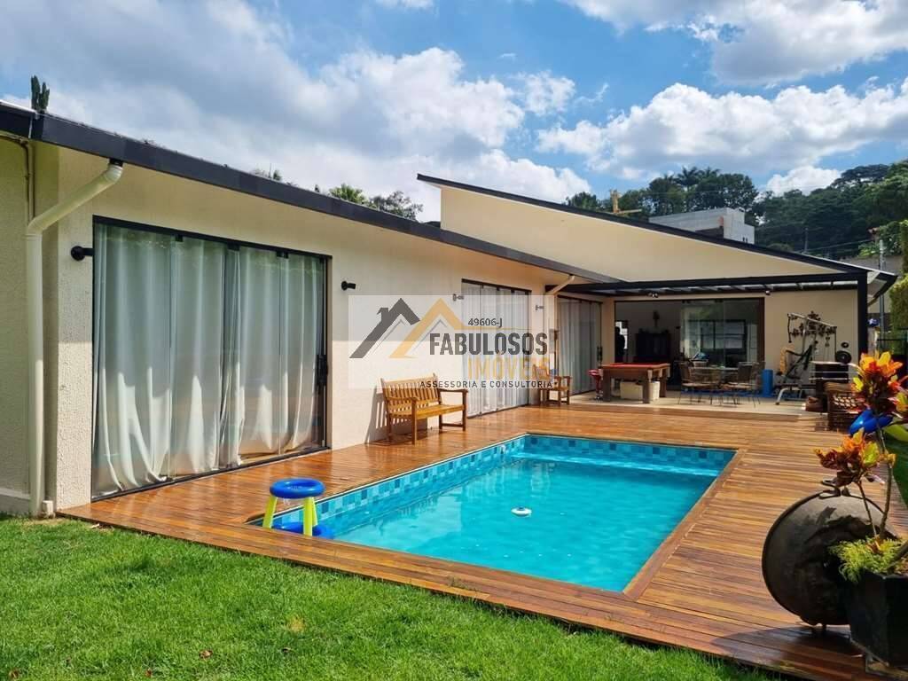 TÉRREA, 3 suítes, piscina, em rua fechada no Miolo da Granja!
