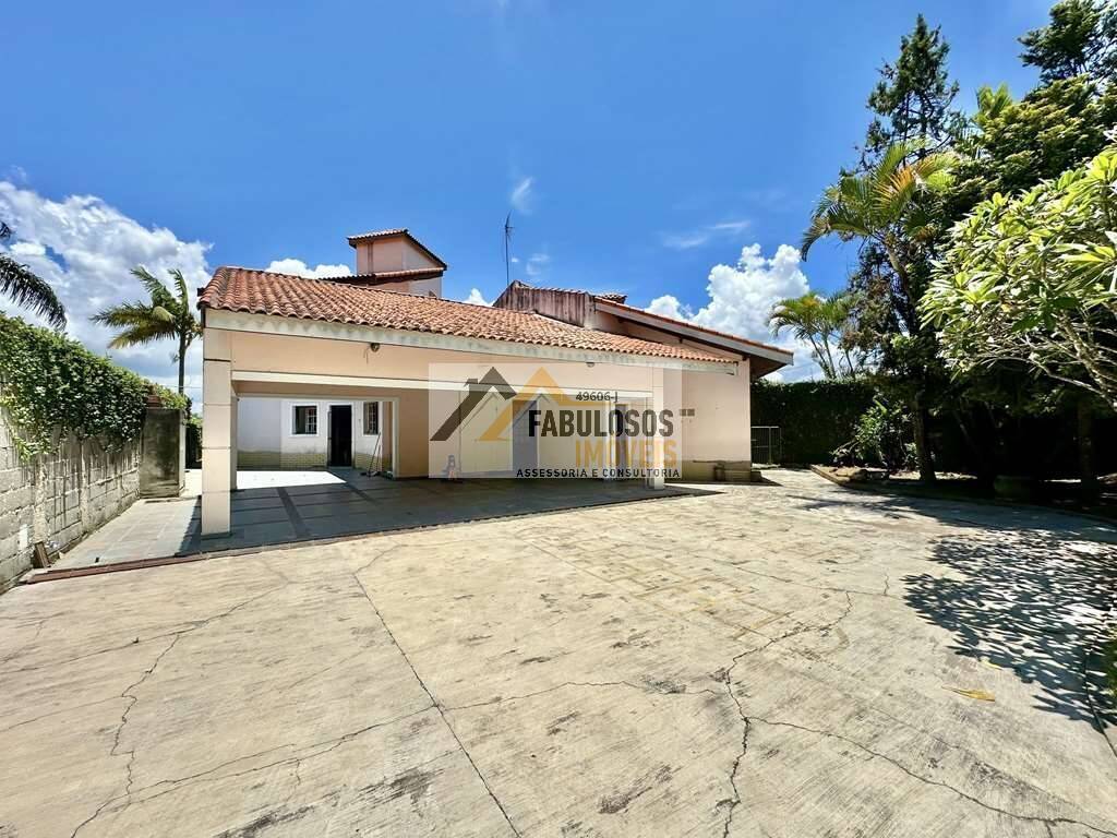 Cond Vila Velha - Casa 80% TÉRREA, 3 suítes! Lote 1.546m² plano!