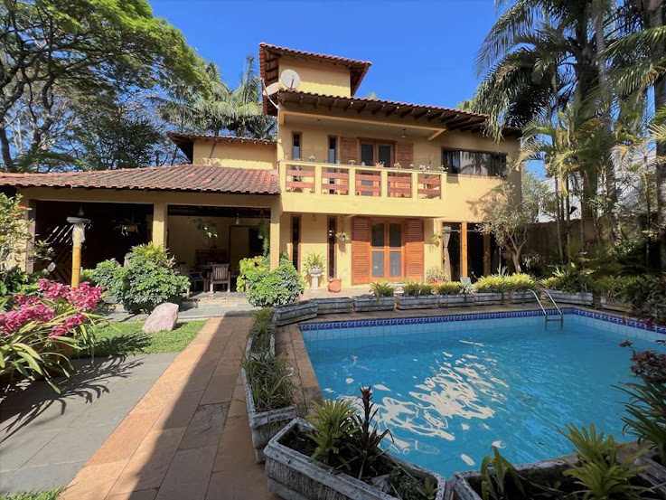 Casa em Condomínio à Venda em Cotia, SP - 4 Dormitórios, 485 m², Piscina e Edícula Gourmet