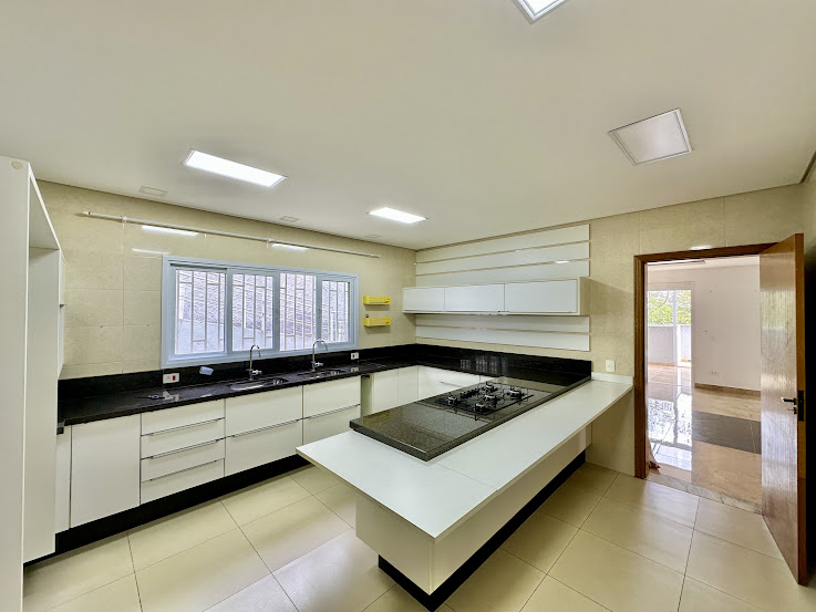Casa em Condomínio em Embu das Artes - Moinho Velho, 3 Suítes, Elevador, 4 Vagas e 455 m²