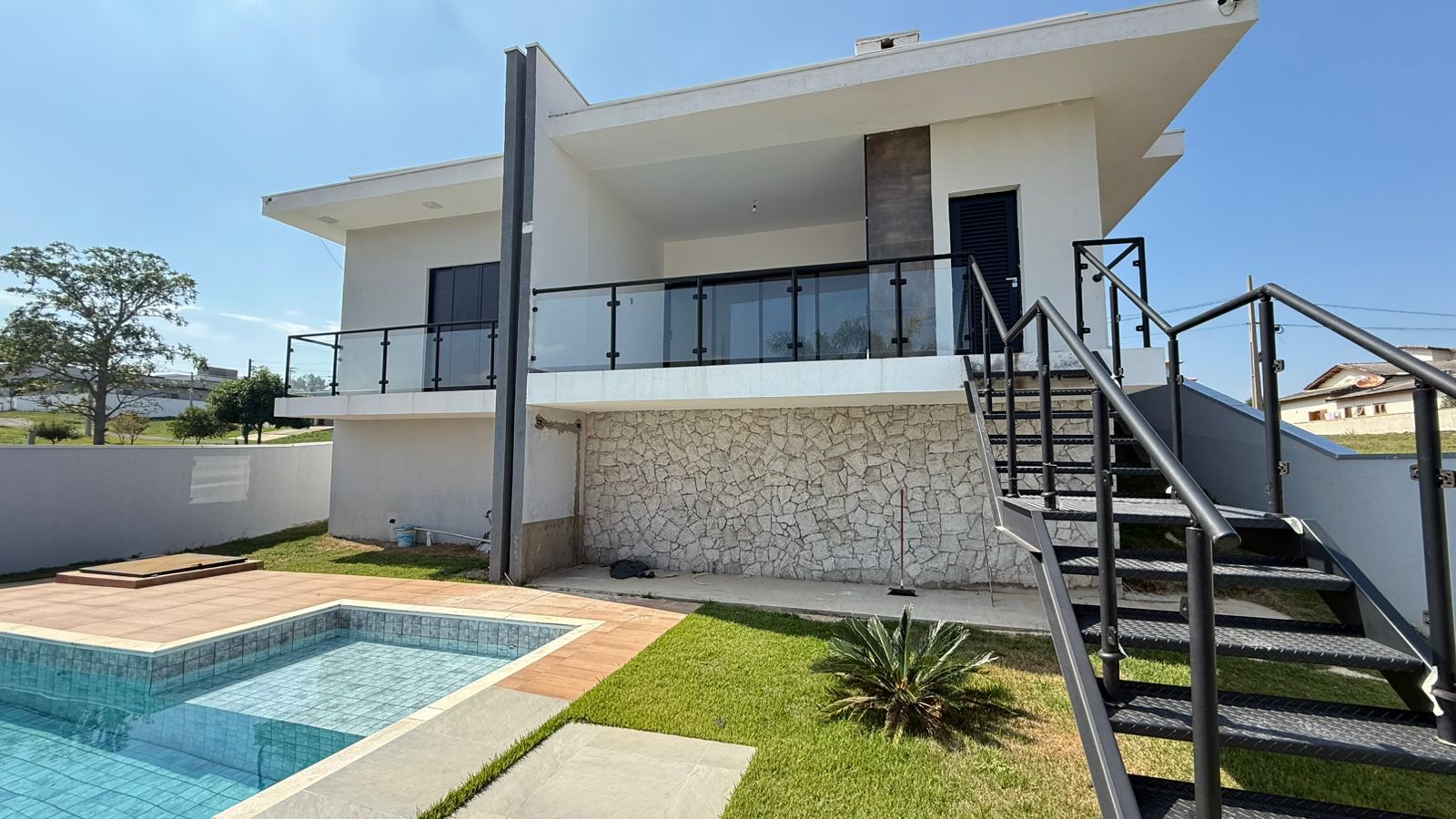 Linda casa a venda no condomínio Ninho Verde - Porangaba/SP.