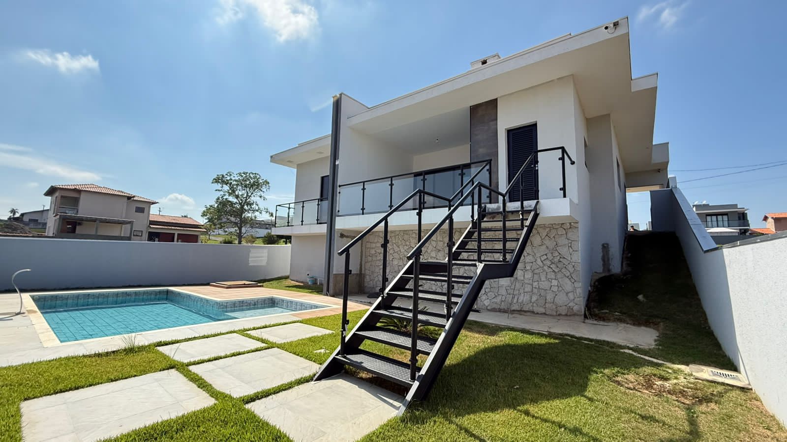 Linda casa a venda no condomínio Ninho Verde - Porangaba/SP.