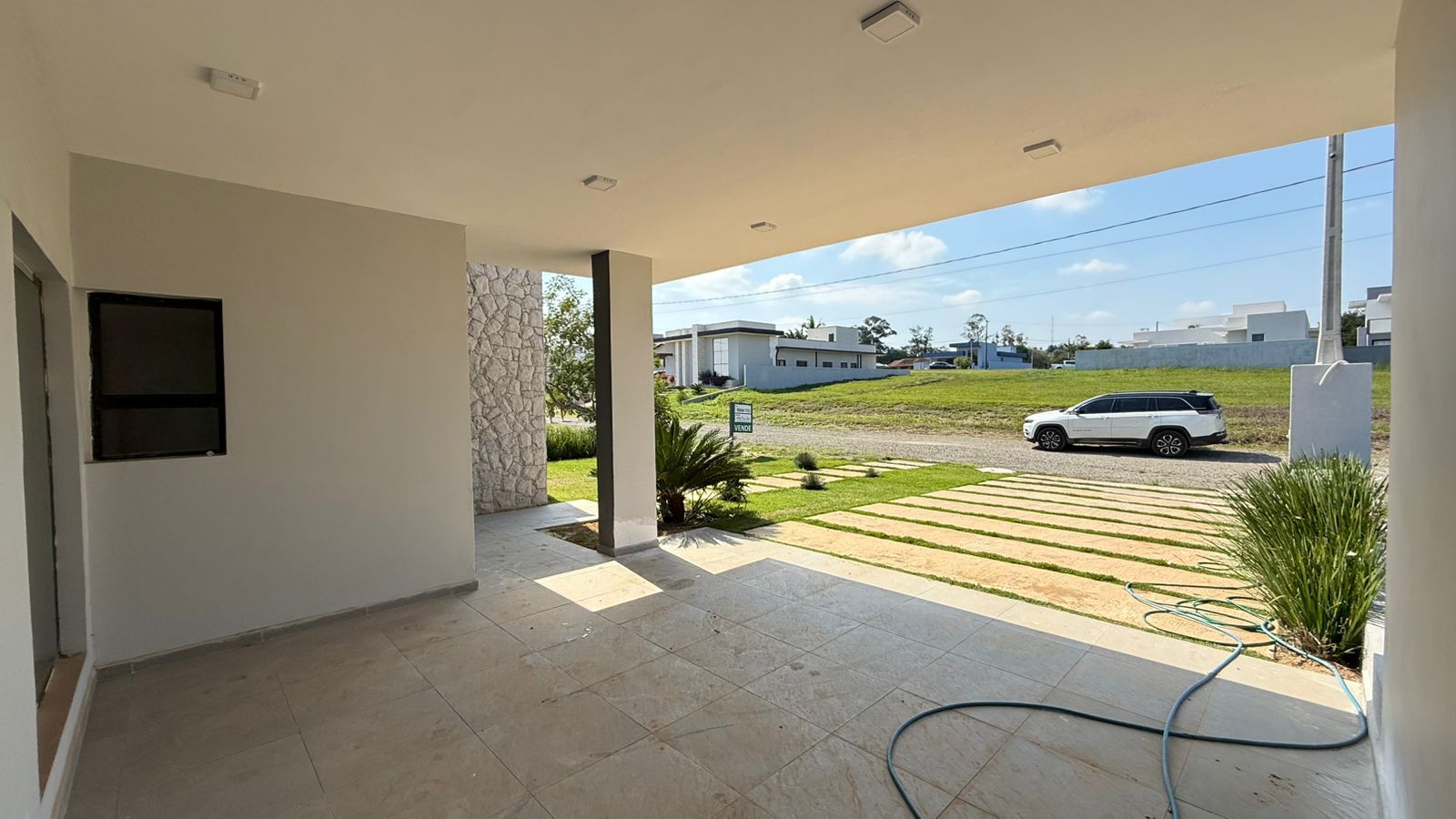 Linda casa a venda no condomínio Ninho Verde - Porangaba/SP.