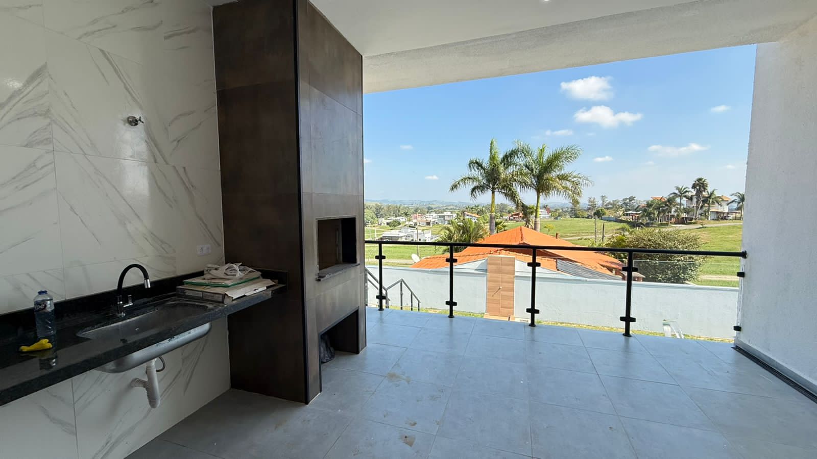 Linda casa a venda no condomínio Ninho Verde - Porangaba/SP.