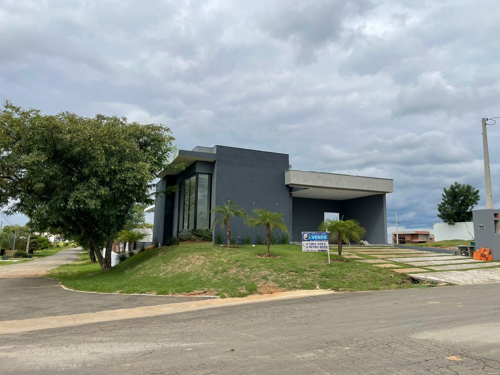 Casa Moderna no Condomínio Ninho Verde I - 3 Suítes, Piscina, e Área Gourmet 