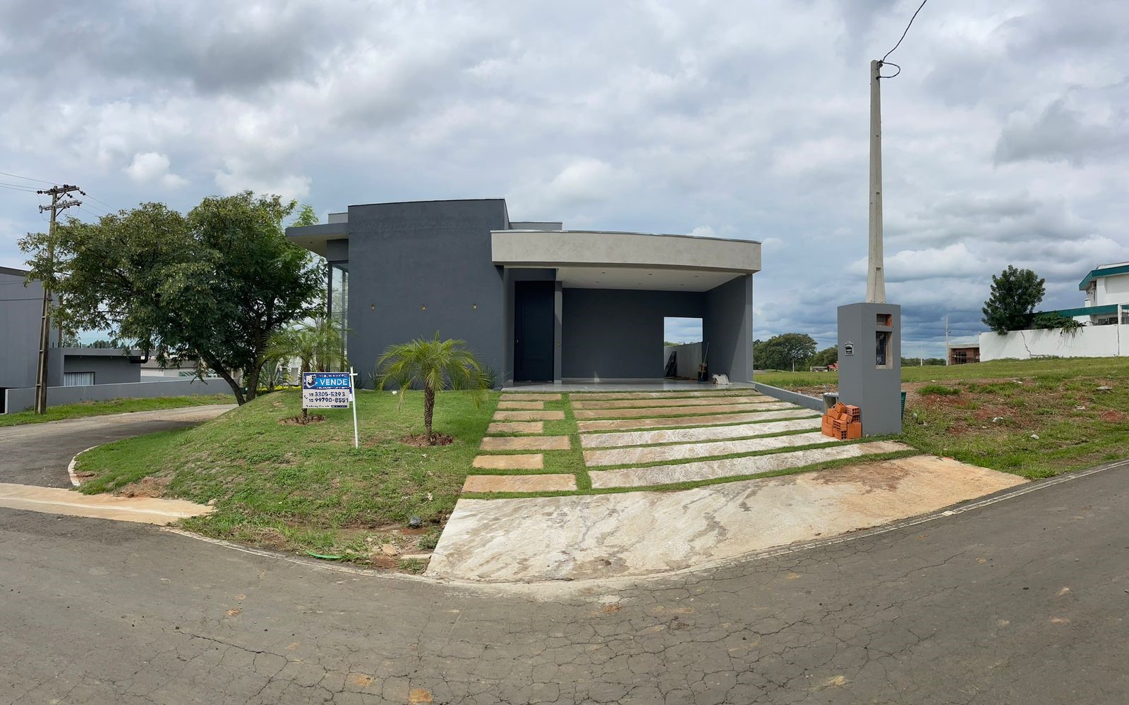Casa Moderna no Condomínio Ninho Verde I - 3 Suítes, Piscina, e Área Gourmet 