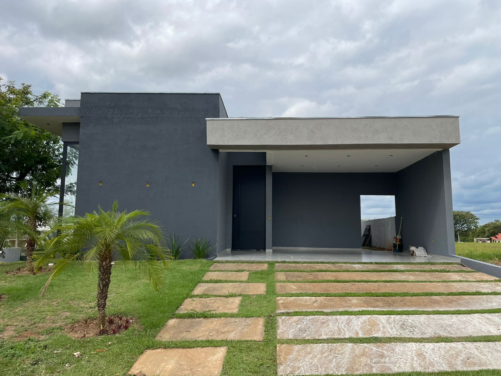 Casa Moderna no Condomínio Ninho Verde I - 3 Suítes, Piscina, e Área Gourmet 