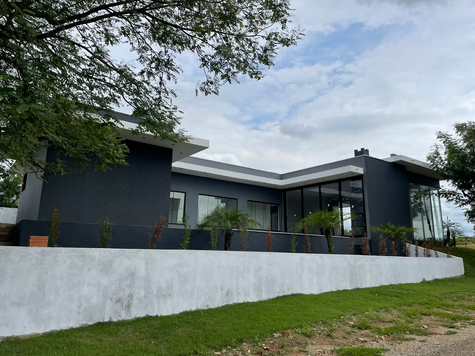 Casa Moderna no Condomínio Ninho Verde I - 3 Suítes, Piscina, e Área Gourmet 