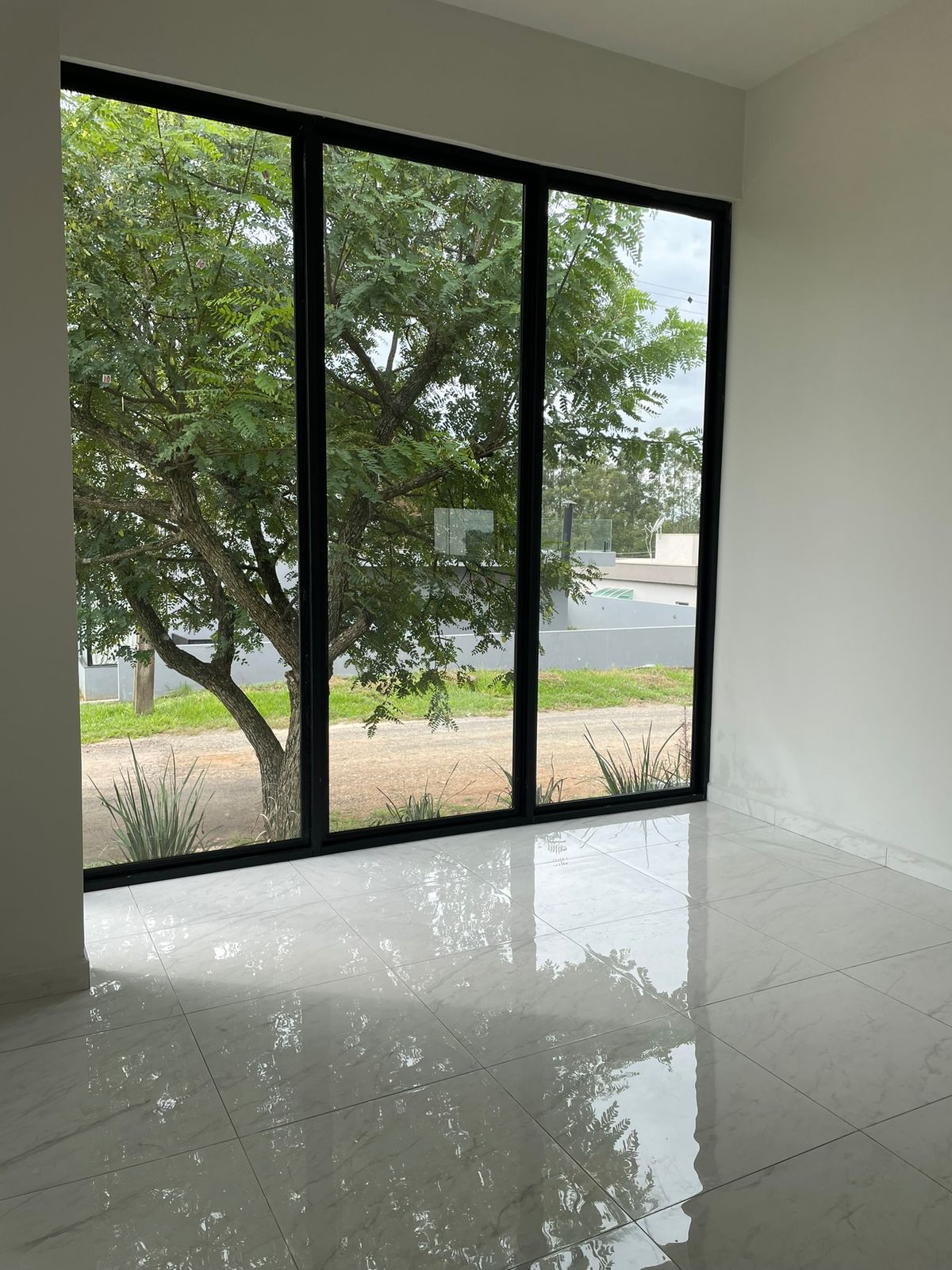Casa Moderna no Condomínio Ninho Verde I - 3 Suítes, Piscina, e Área Gourmet 