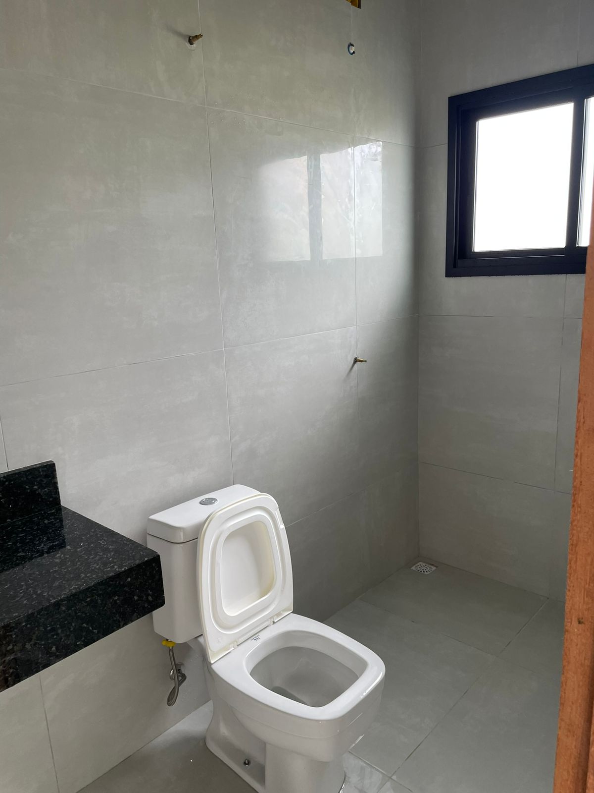 Casa Moderna no Condomínio Ninho Verde I - 3 Suítes, Piscina, e Área Gourmet 