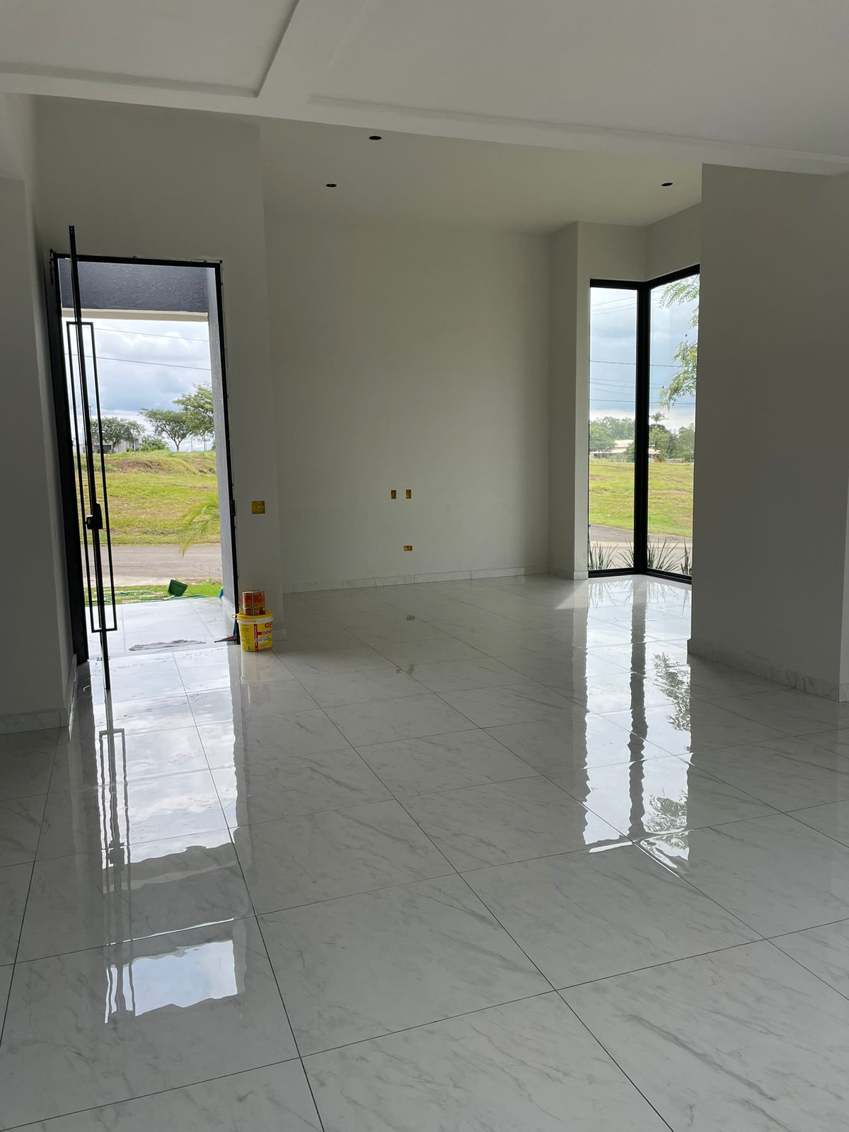 Casa Moderna no Condomínio Ninho Verde I - 3 Suítes, Piscina, e Área Gourmet 