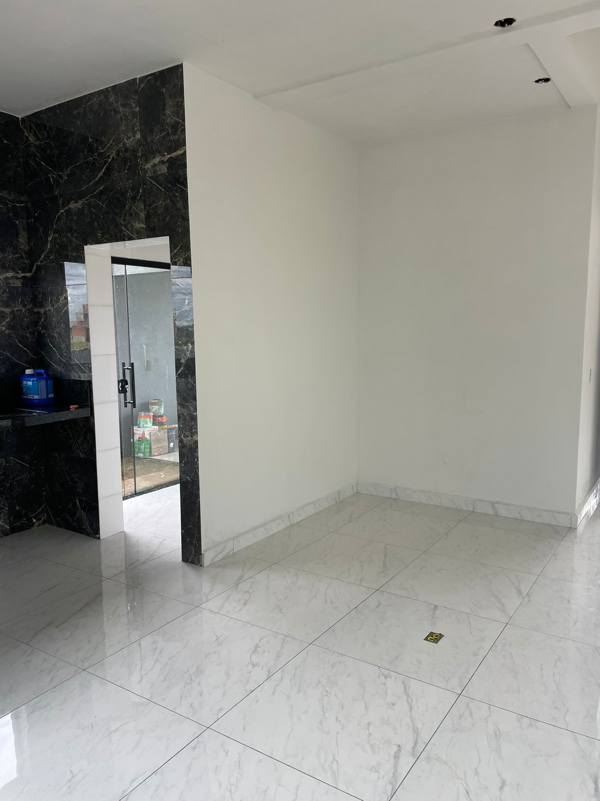 Casa Moderna no Condomínio Ninho Verde I - 3 Suítes, Piscina, e Área Gourmet 