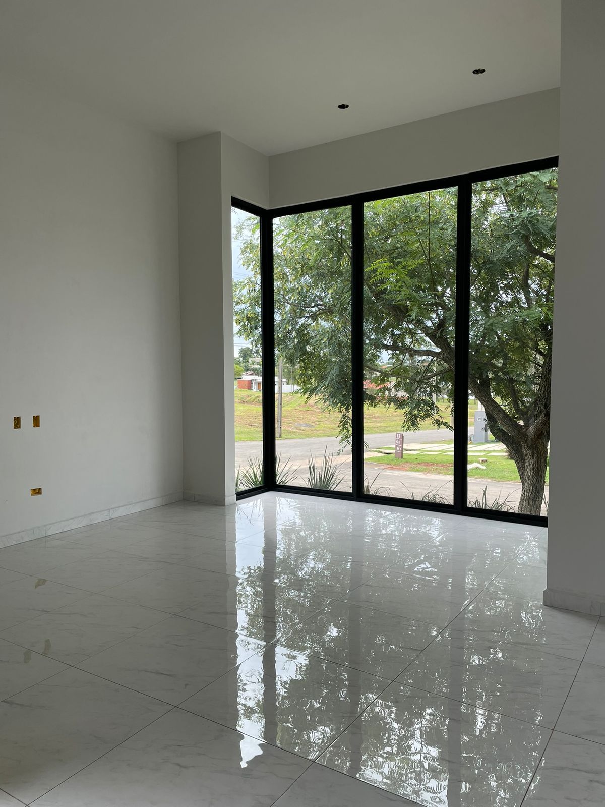 Casa Moderna no Condomínio Ninho Verde I - 3 Suítes, Piscina, e Área Gourmet 