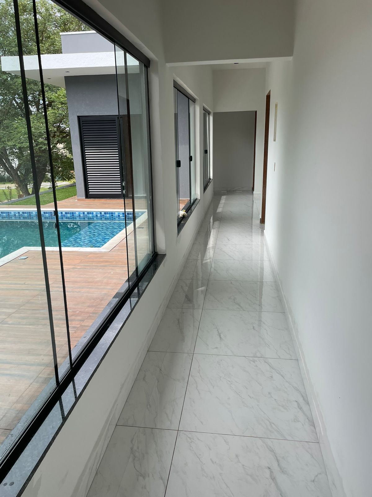 Casa Moderna no Condomínio Ninho Verde I - 3 Suítes, Piscina, e Área Gourmet 