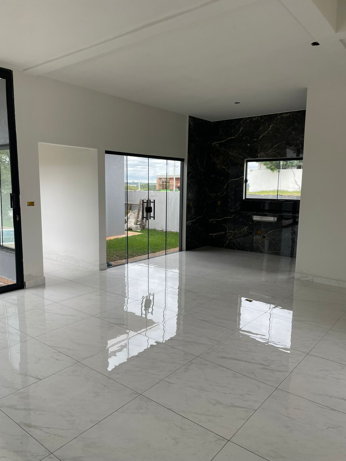 Casa Moderna no Condomínio Ninho Verde I - 3 Suítes, Piscina, e Área Gourmet 