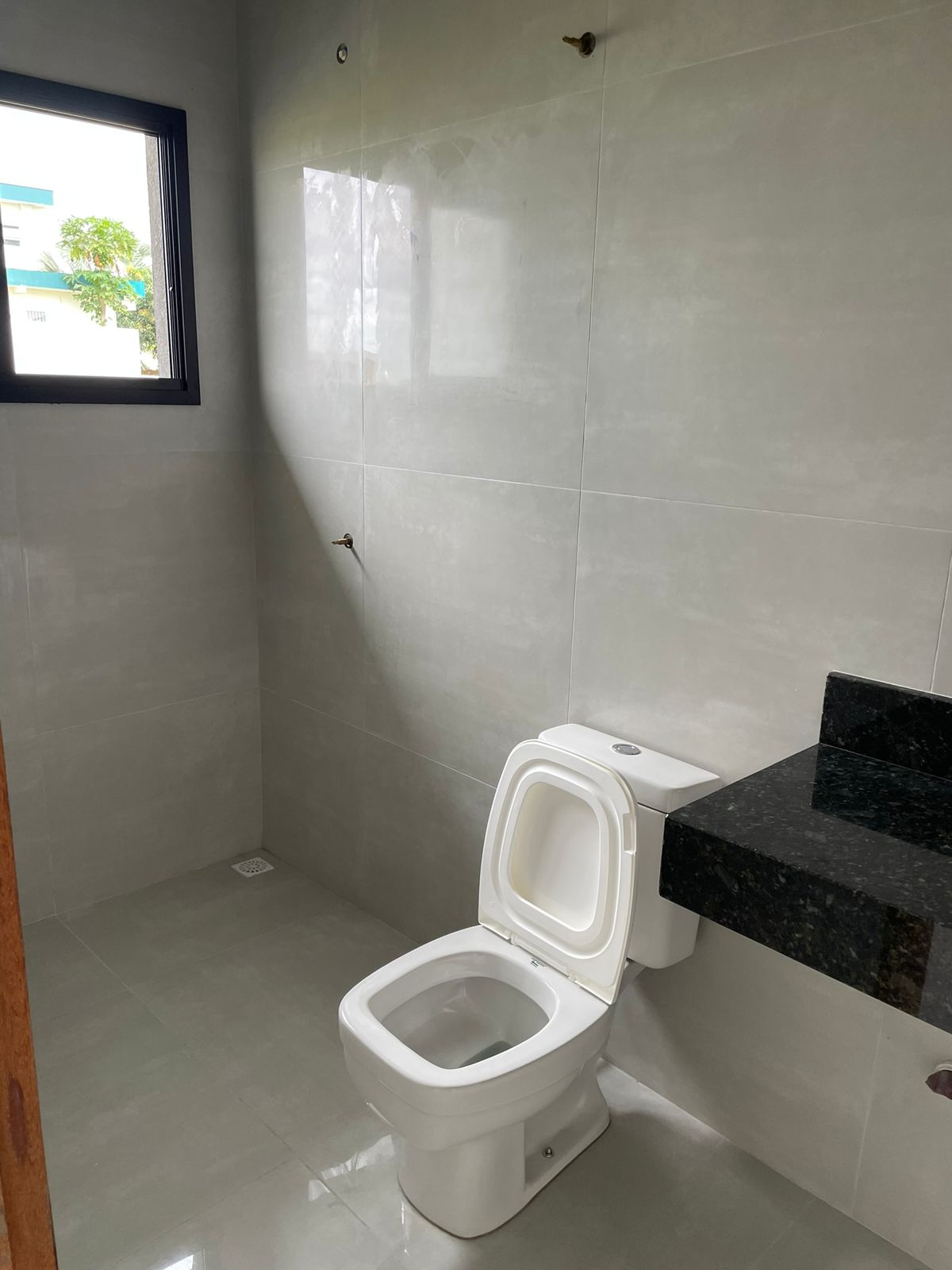 Casa Moderna no Condomínio Ninho Verde I - 3 Suítes, Piscina, e Área Gourmet 