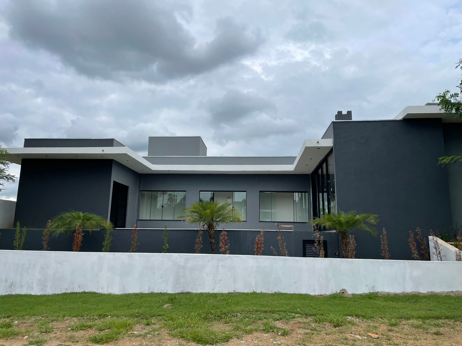 Casa Moderna no Condomínio Ninho Verde I - 3 Suítes, Piscina, e Área Gourmet 