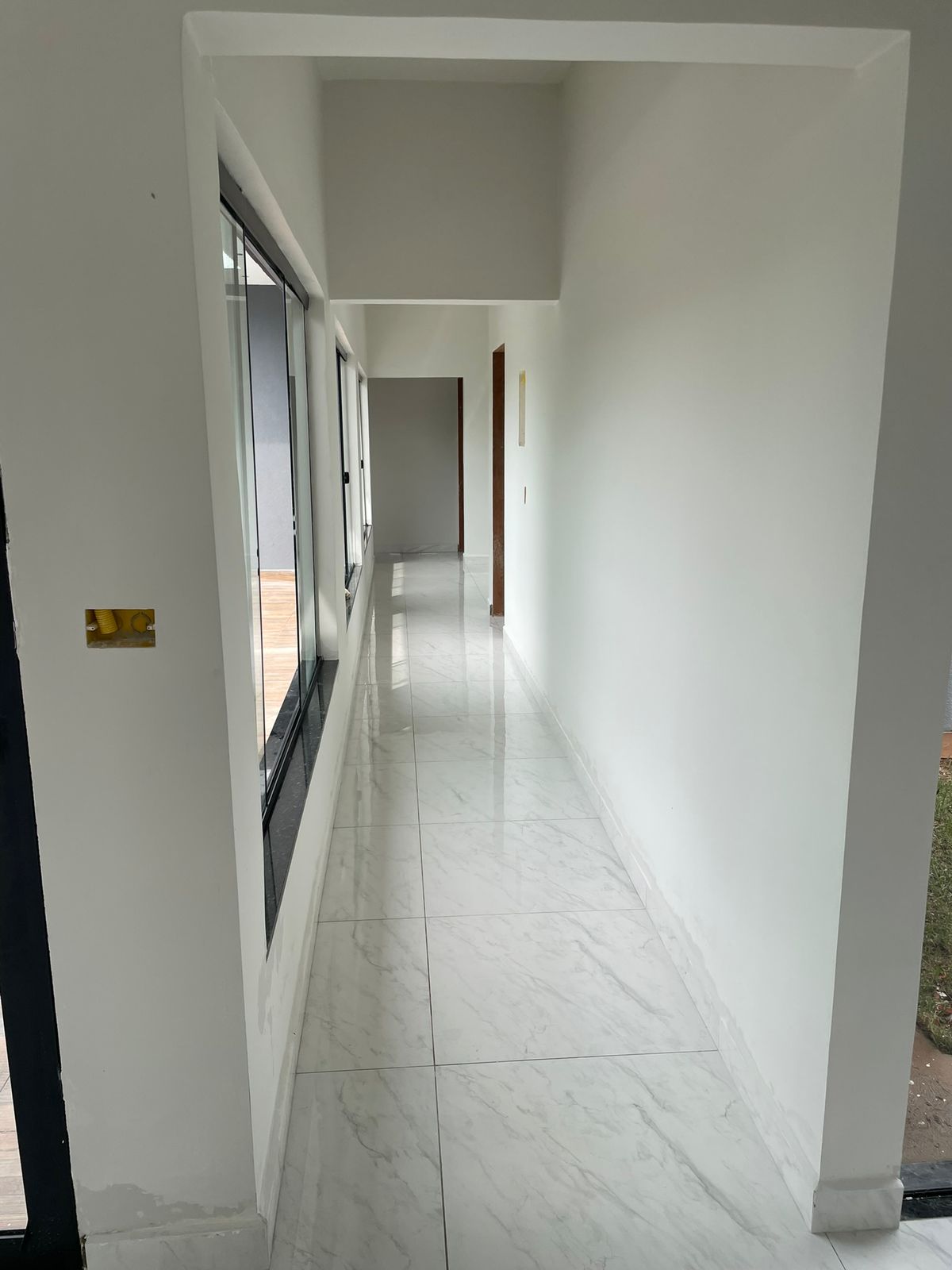 Casa Moderna no Condomínio Ninho Verde I - 3 Suítes, Piscina, e Área Gourmet 