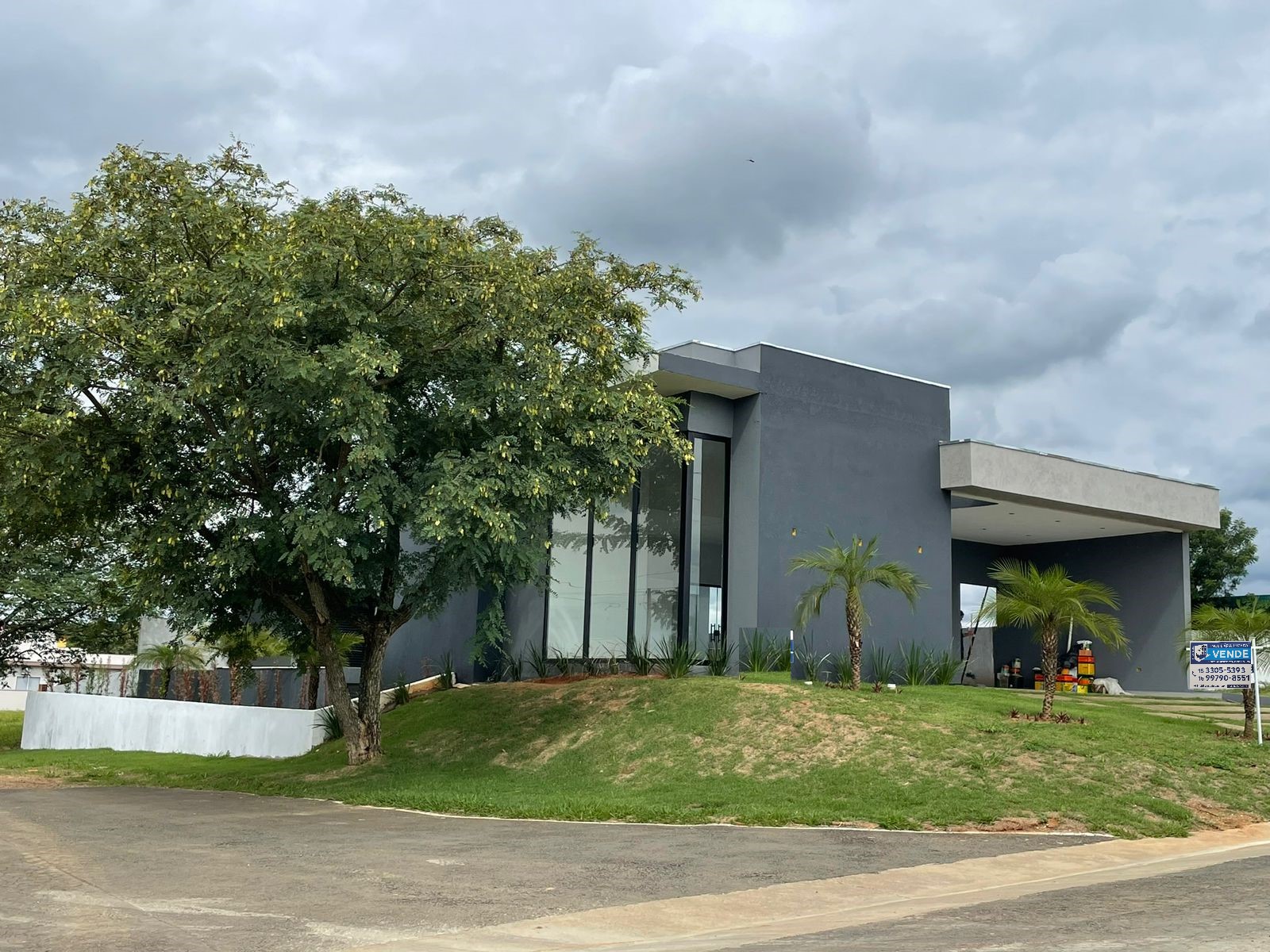 Casa Moderna no Condomínio Ninho Verde I - 3 Suítes, Piscina, e Área Gourmet 