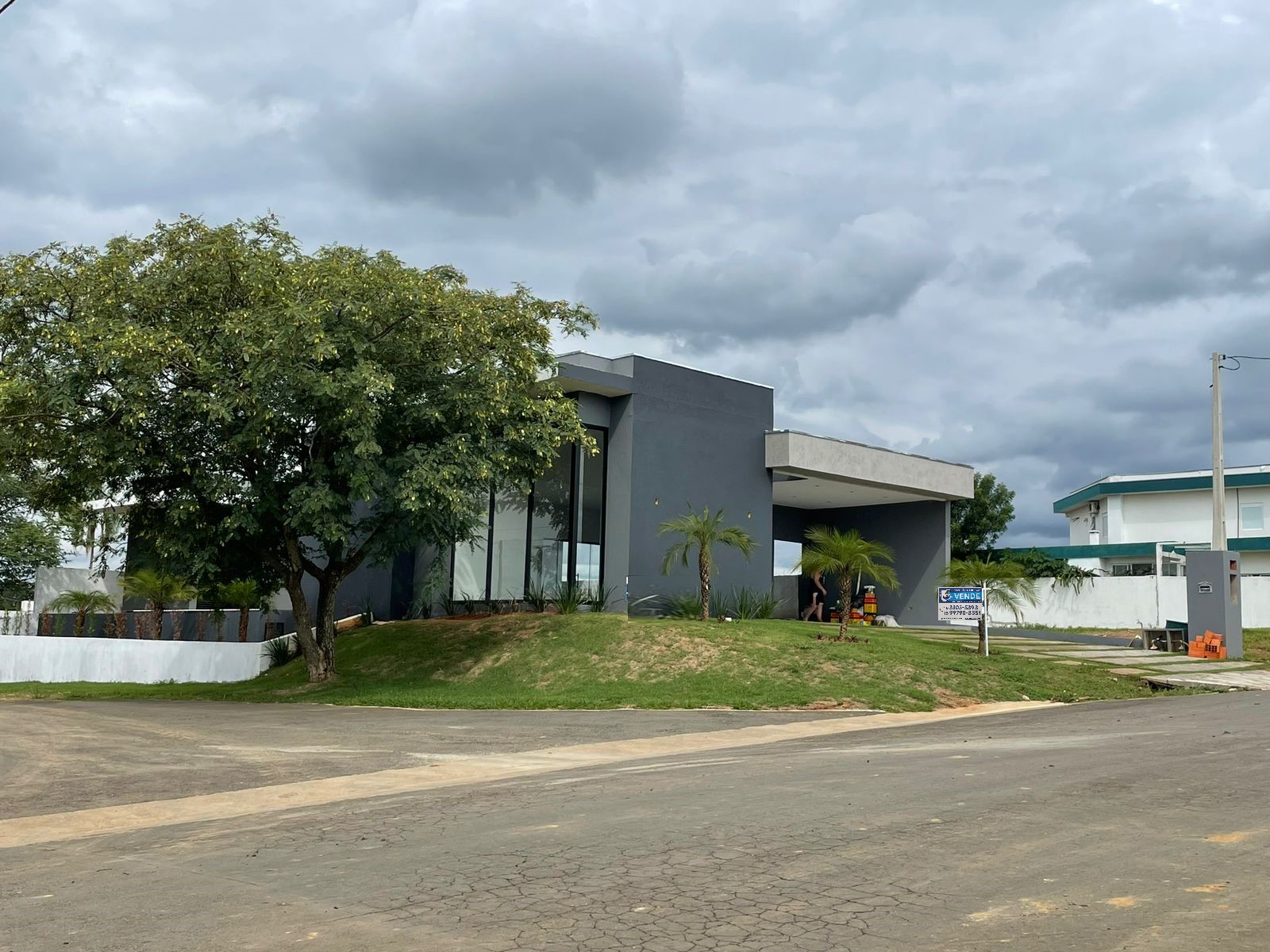 Casa Moderna no Condomínio Ninho Verde I - 3 Suítes, Piscina, e Área Gourmet 