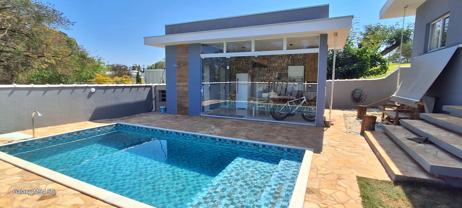 Casa Moderna com Piscina e Suíte Master no Condomínio Ninho Verde I - Porangaba, SP