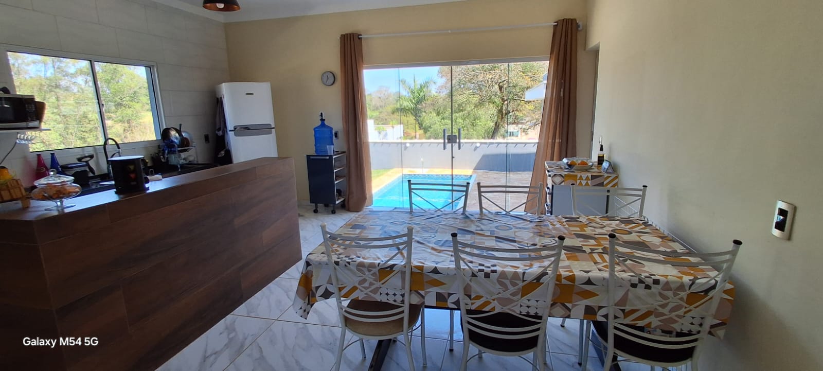 Casa Moderna com Piscina e Suíte Master no Condomínio Ninho Verde I - Porangaba, SP