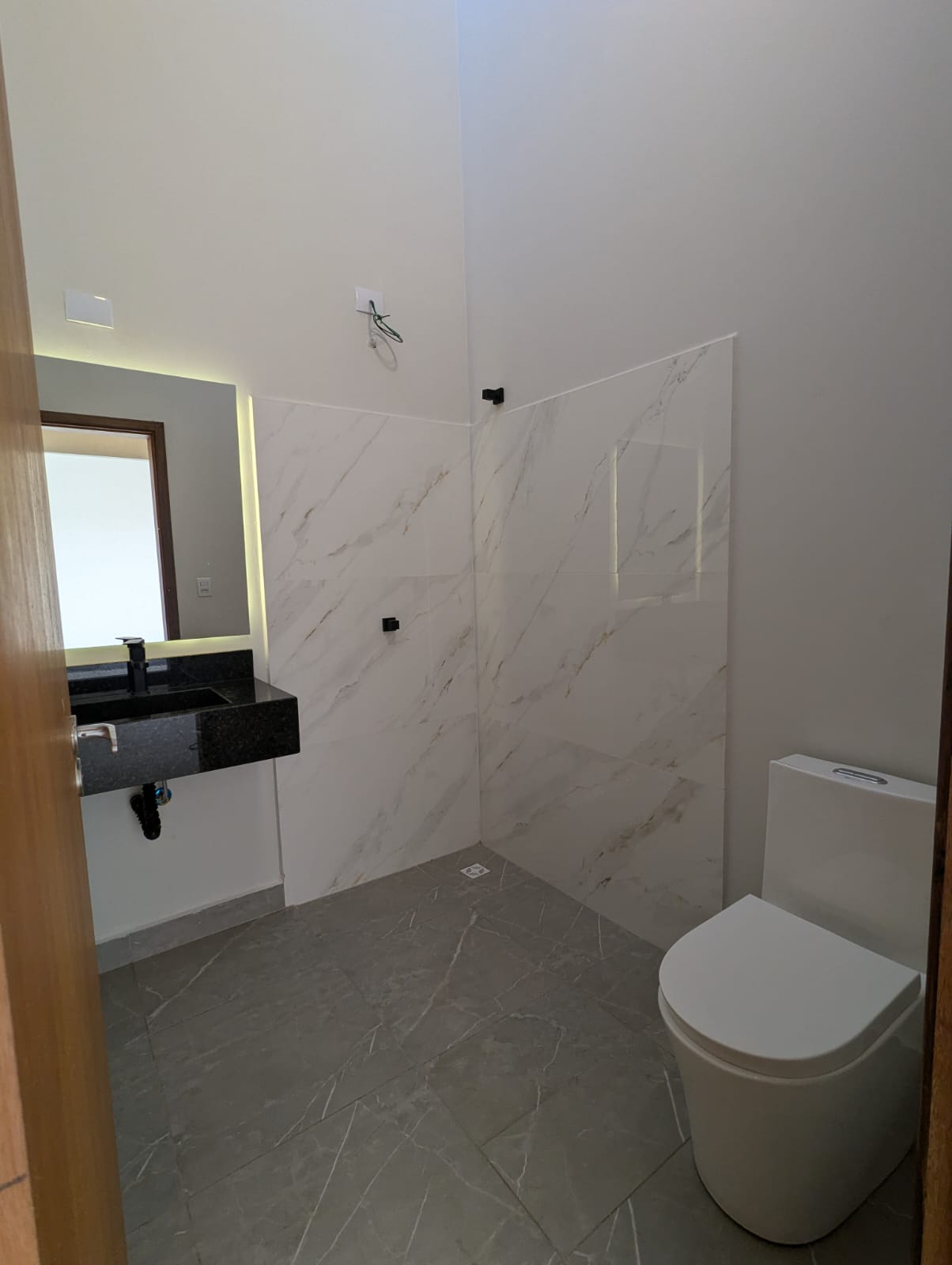 Conquiste o conforto e a praticidade que você sempre sonhou com esta belíssima casa à venda no Condomínio Bella Vitta!