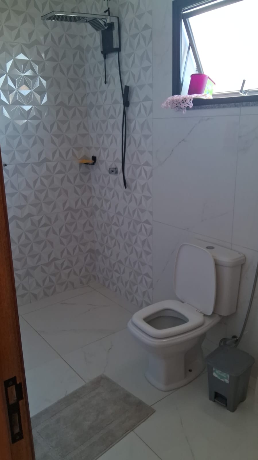 Sobrado à Venda: Conforto e Espaço no Bairro Colina Verde!