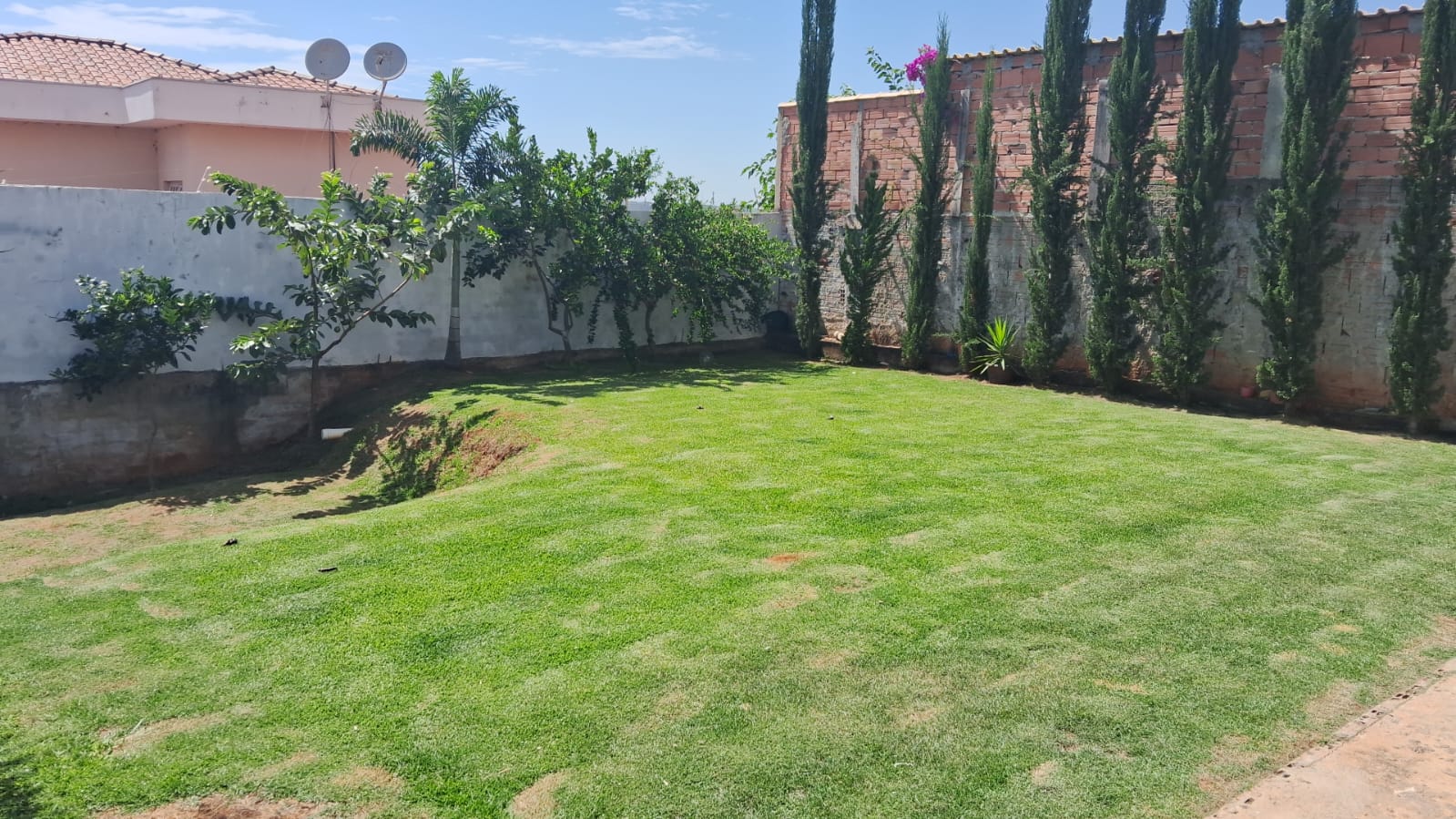 Sobrado à Venda: Conforto e Espaço no Bairro Colina Verde!