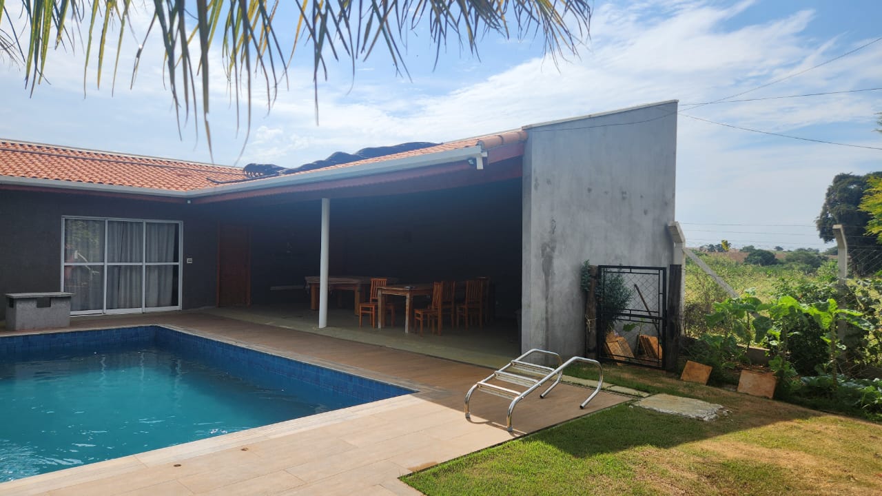 Chácara de Alto Padrão com Piscina, Suítes e Estrutura Completa por R$ 1,7 Mi