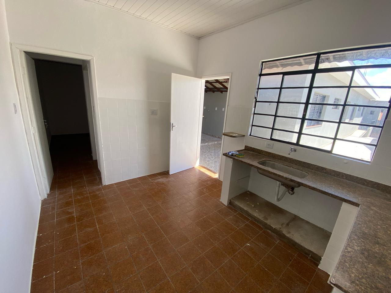 Excelente casa para locação no Centro de Tatuí, a apenas 100 metros da Rua Onze de Agosto