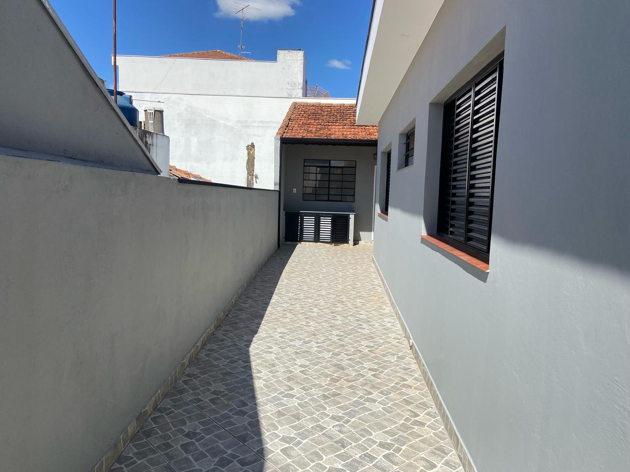 Excelente casa para locação no Centro de Tatuí, a apenas 100 metros da Rua Onze de Agosto