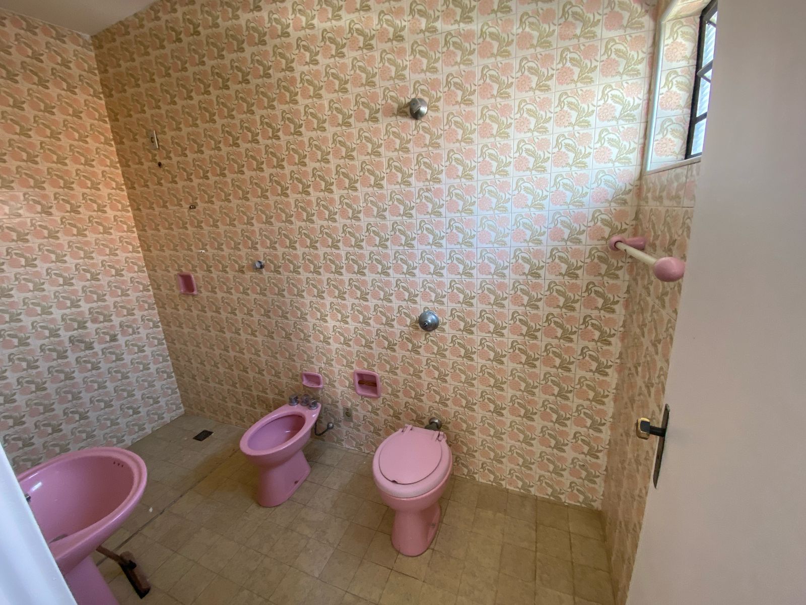 Excelente casa para locação no Centro de Tatuí, a apenas 100 metros da Rua Onze de Agosto