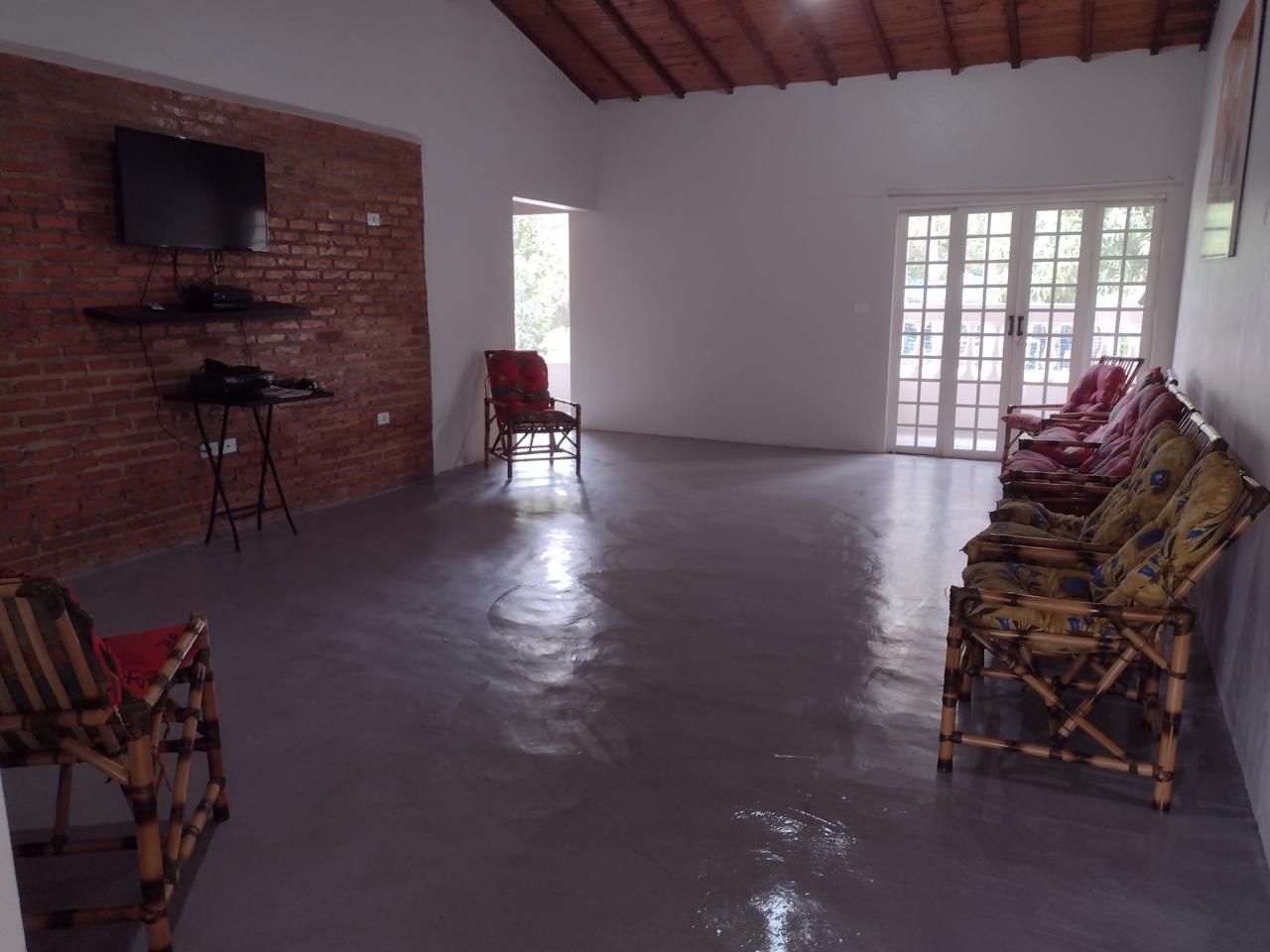 Chácara à venda em Tatuí com 270m², piscina, 7 quartos e Rio Sorocaba nos fundos