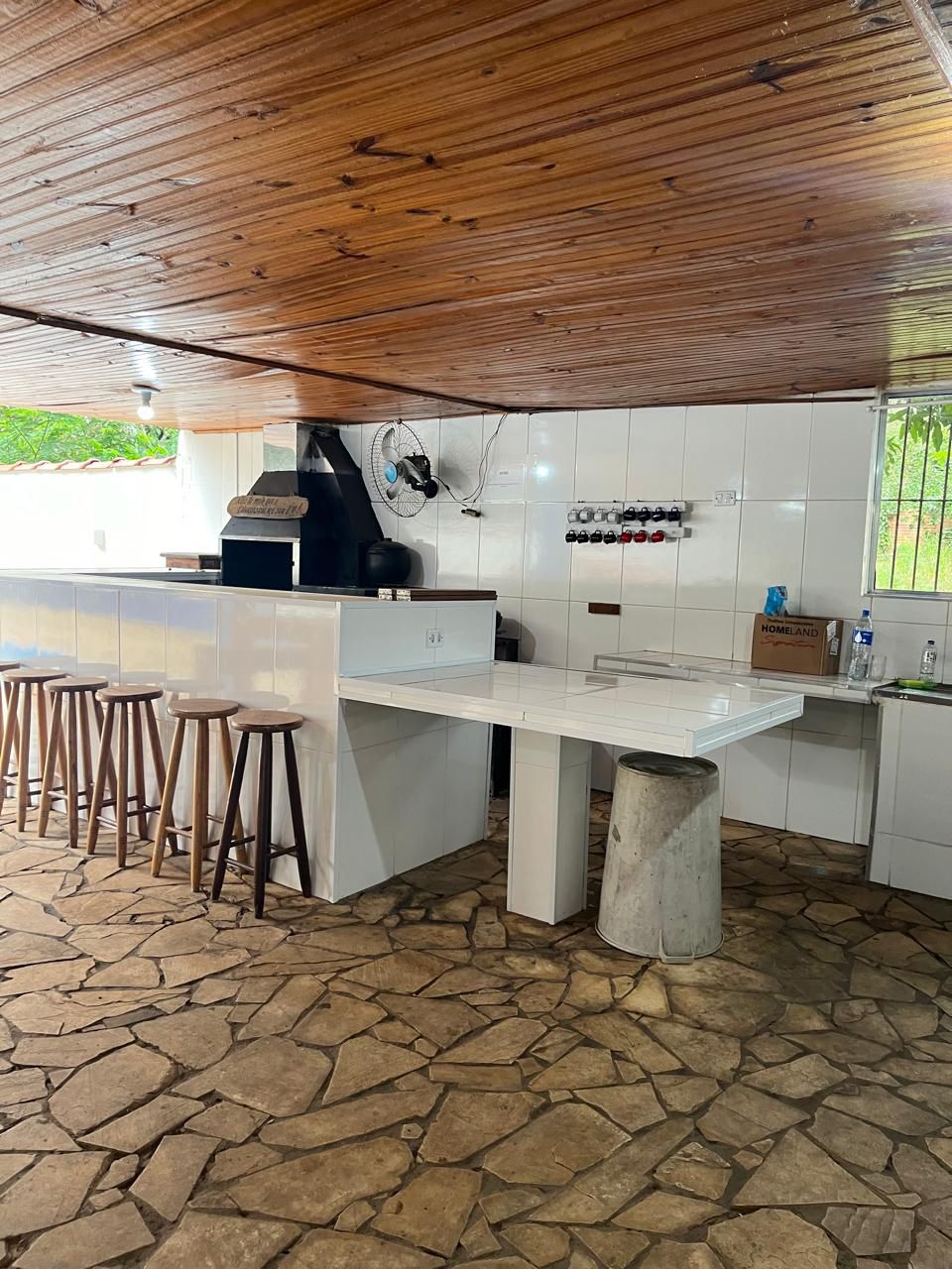 Chácara à venda em Tatuí com 270m², piscina, 7 quartos e Rio Sorocaba nos fundos