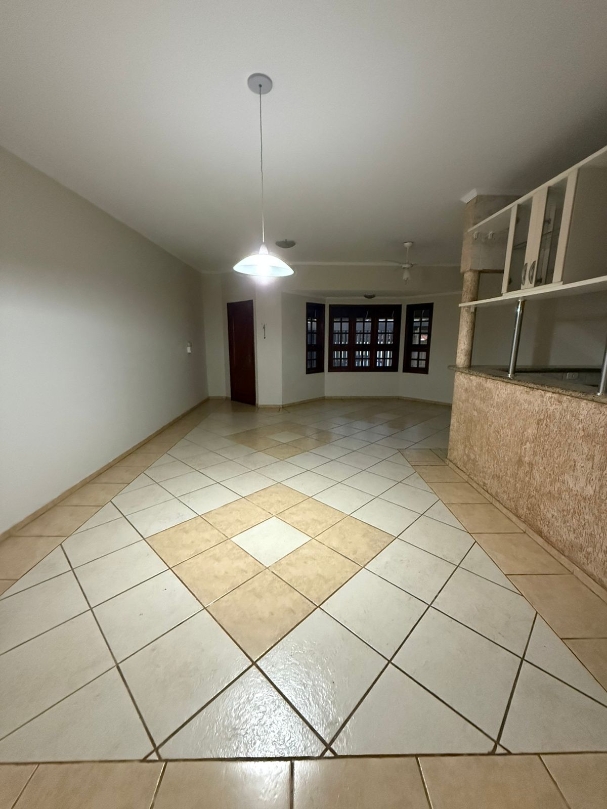 Casa moderna com 3 quartos, área gourmet e garagem para 5 carros no Jardim Palmira – Tatuí/SP