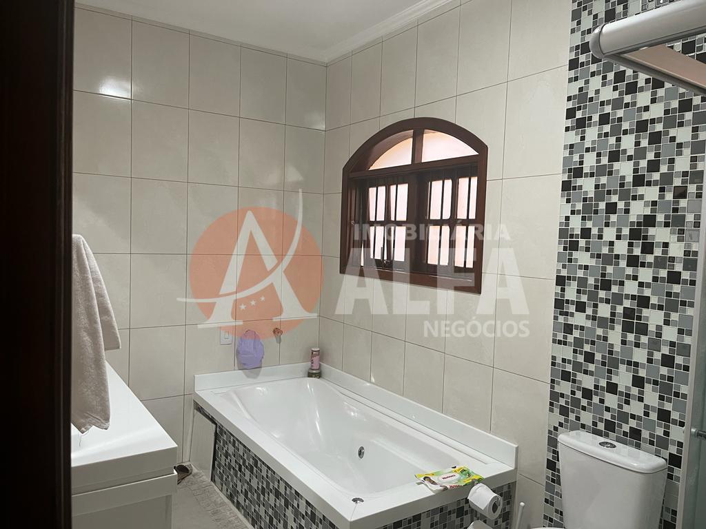 Casa à venda com 4 Dormitórios - Condomínio Dom Henrique III - Cotia / SP