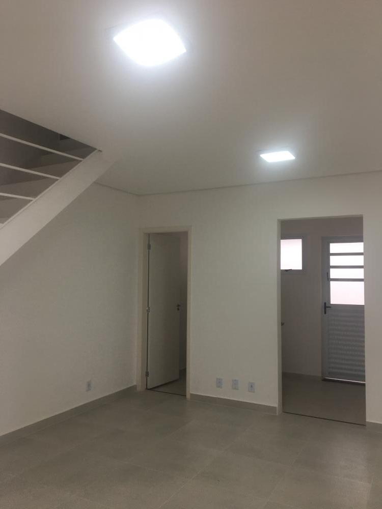 Casa à venda com 2 quartos, 60m² - Foto 4