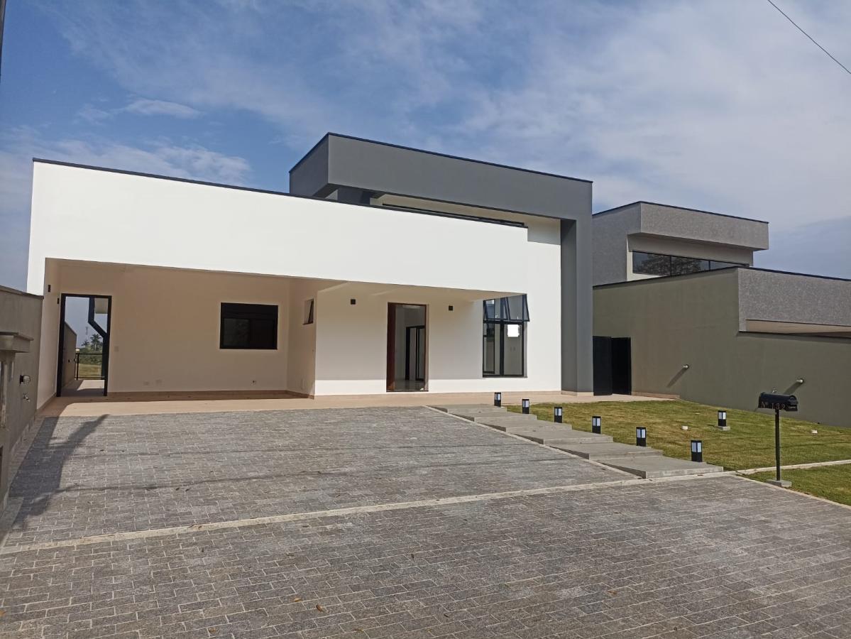 Casa à venda com 3 quartos, 318m² - Foto 1