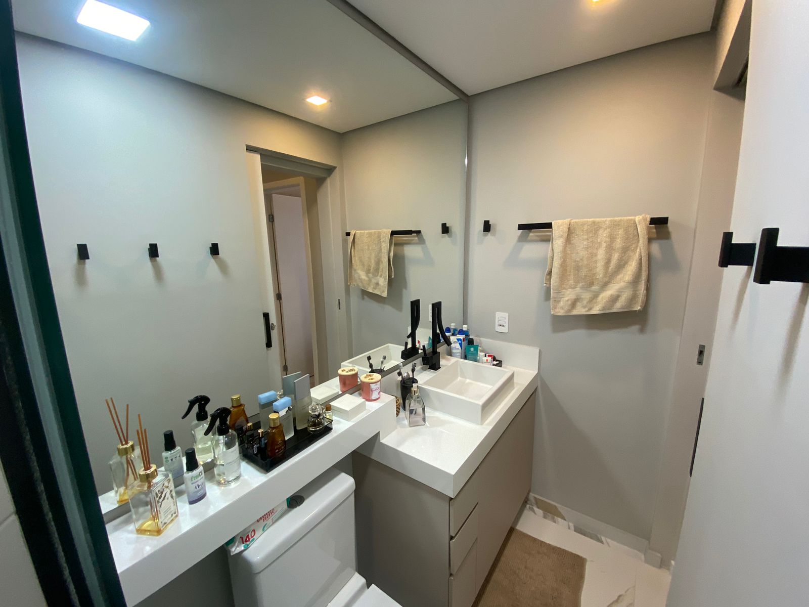Apartamento com 2 Dormitórios - Condomínio Mirante Normandia - Jardim Pioneiro - Cotia / SP