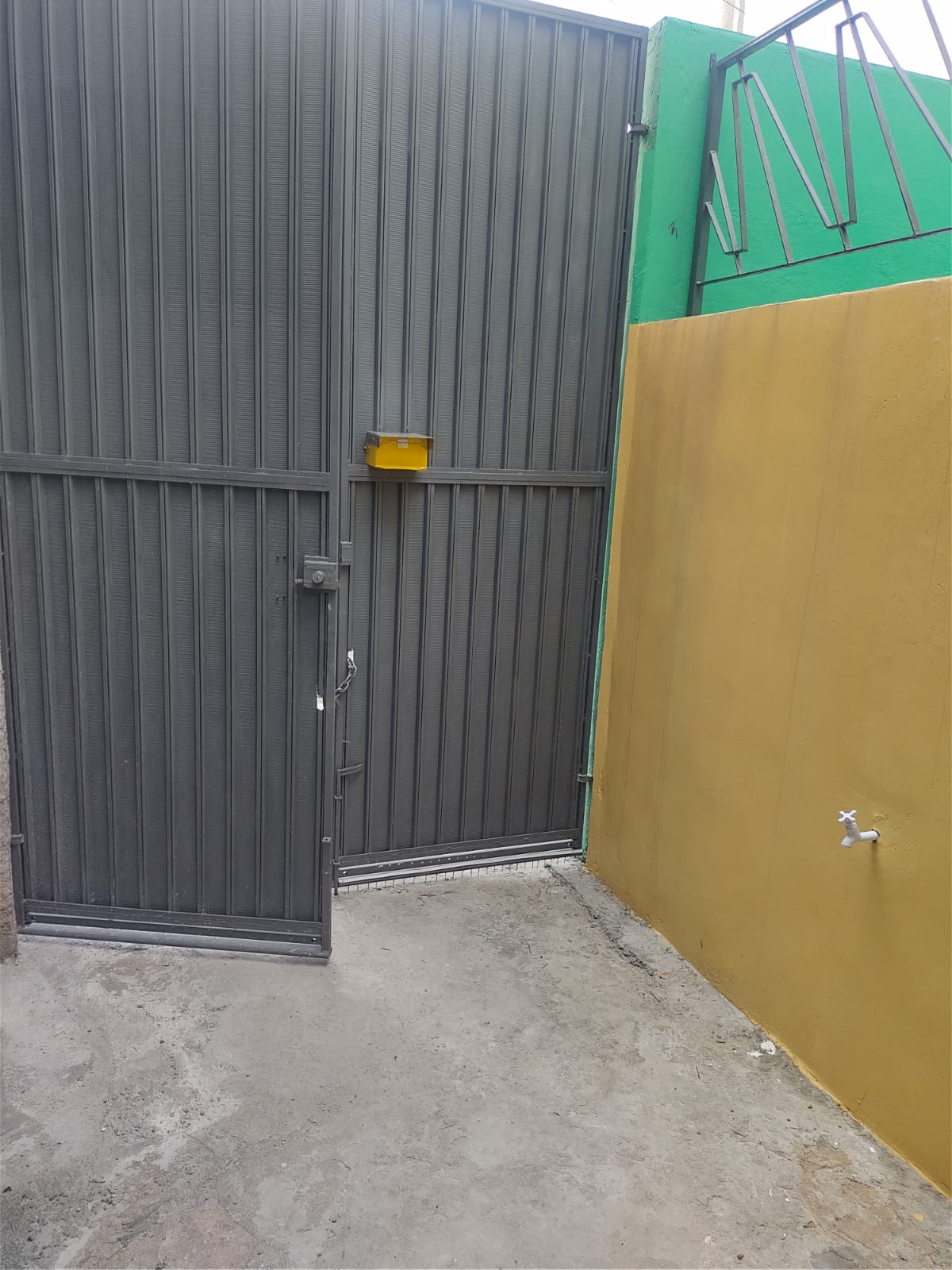 Casa com 01 dormitório e garagem fechada - Jardim Lava pés - Cotia - SP