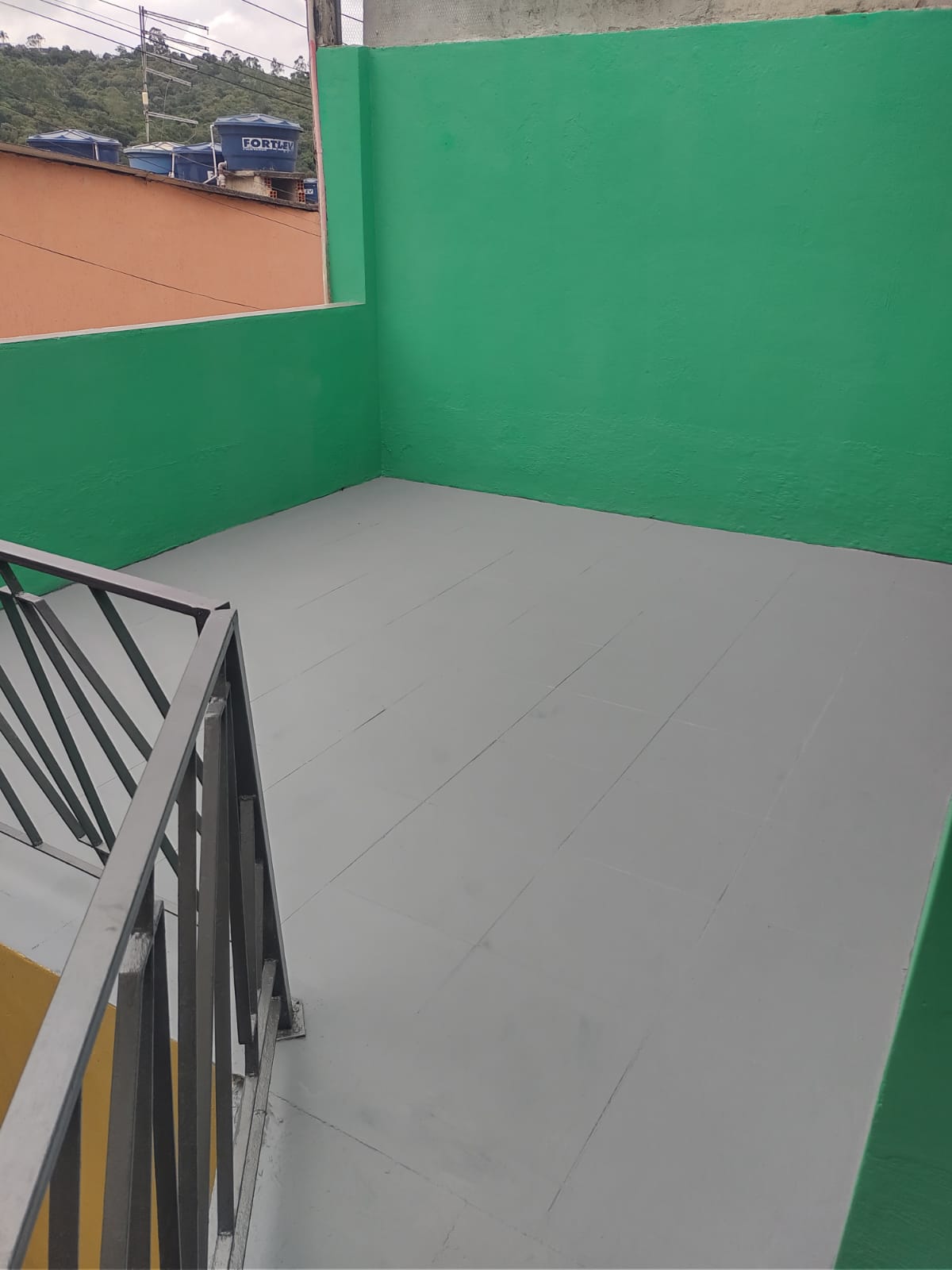 Casa com 01 dormitório e garagem fechada - Jardim Lava pés - Cotia - SP