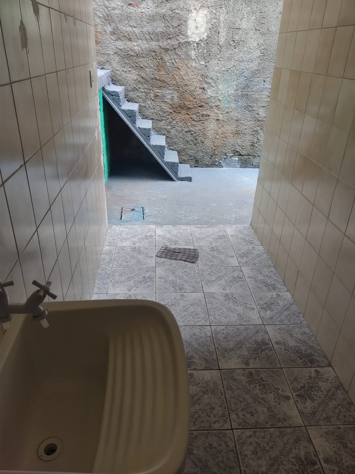 Casa com 01 dormitório e garagem fechada - Jardim Lava pés - Cotia - SP