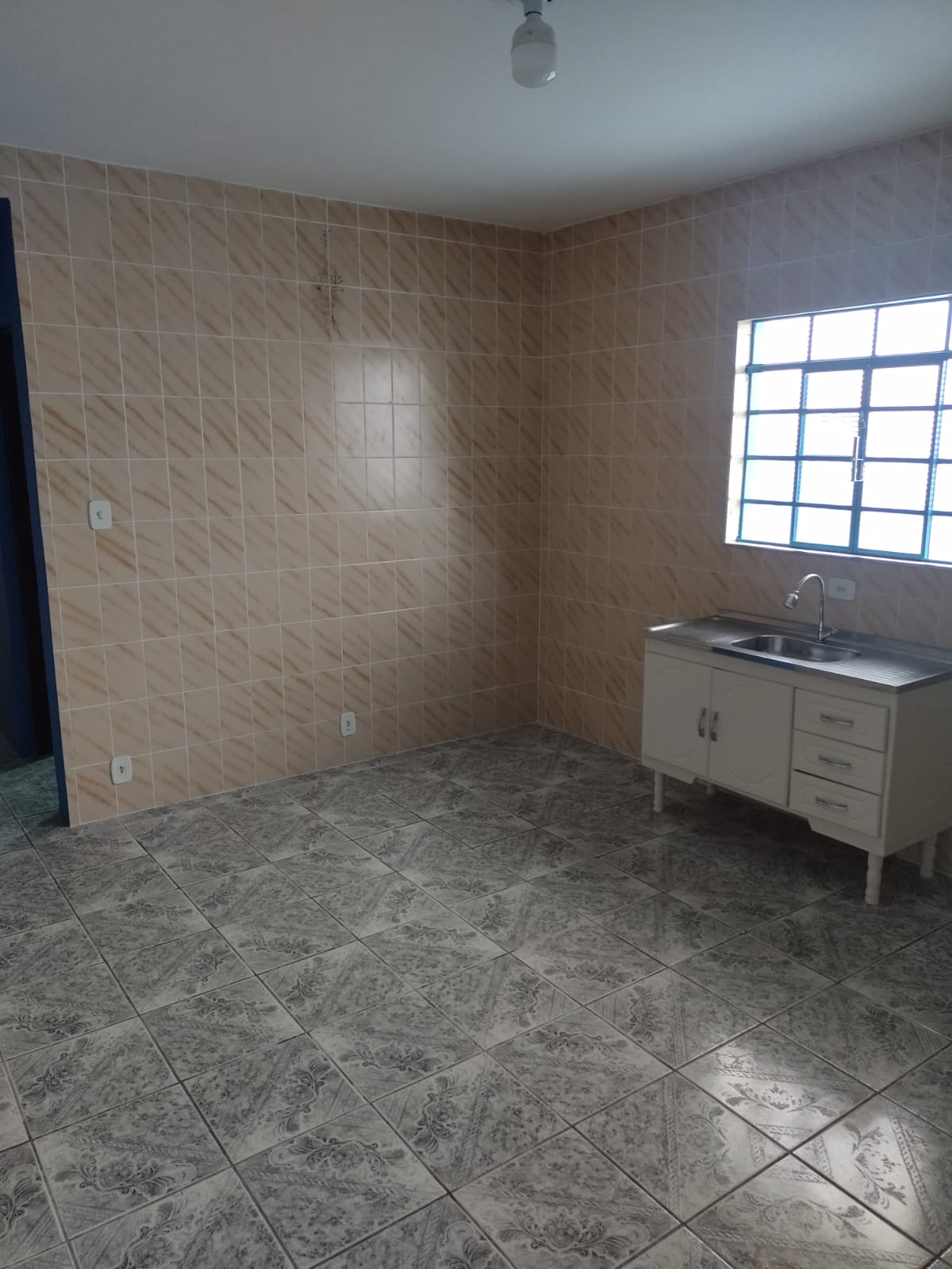 Casa com 01 dormitório e garagem fechada - Jardim Lava pés - Cotia - SP