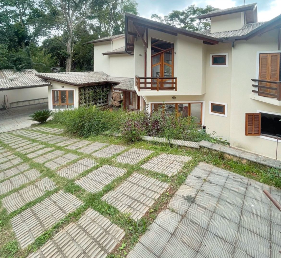 Casa para alugar com 4 quartos, 286m² - Foto 1