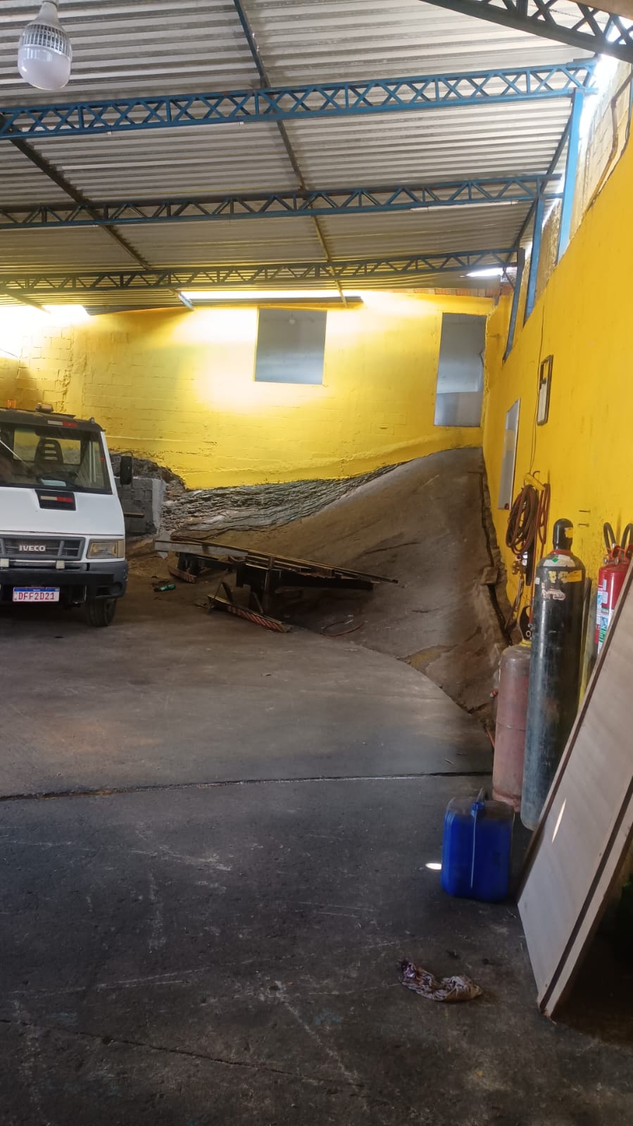 CASA com  COZINHA INDUSTRIAL e GALPÃO  200m2  Km30 - Jardim Barro Branco - Cotia / SP