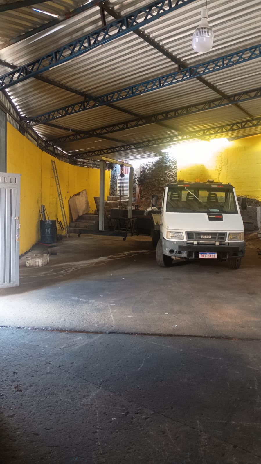 CASA com  COZINHA INDUSTRIAL e GALPÃO  200m2  Km30 - Jardim Barro Branco - Cotia / SP