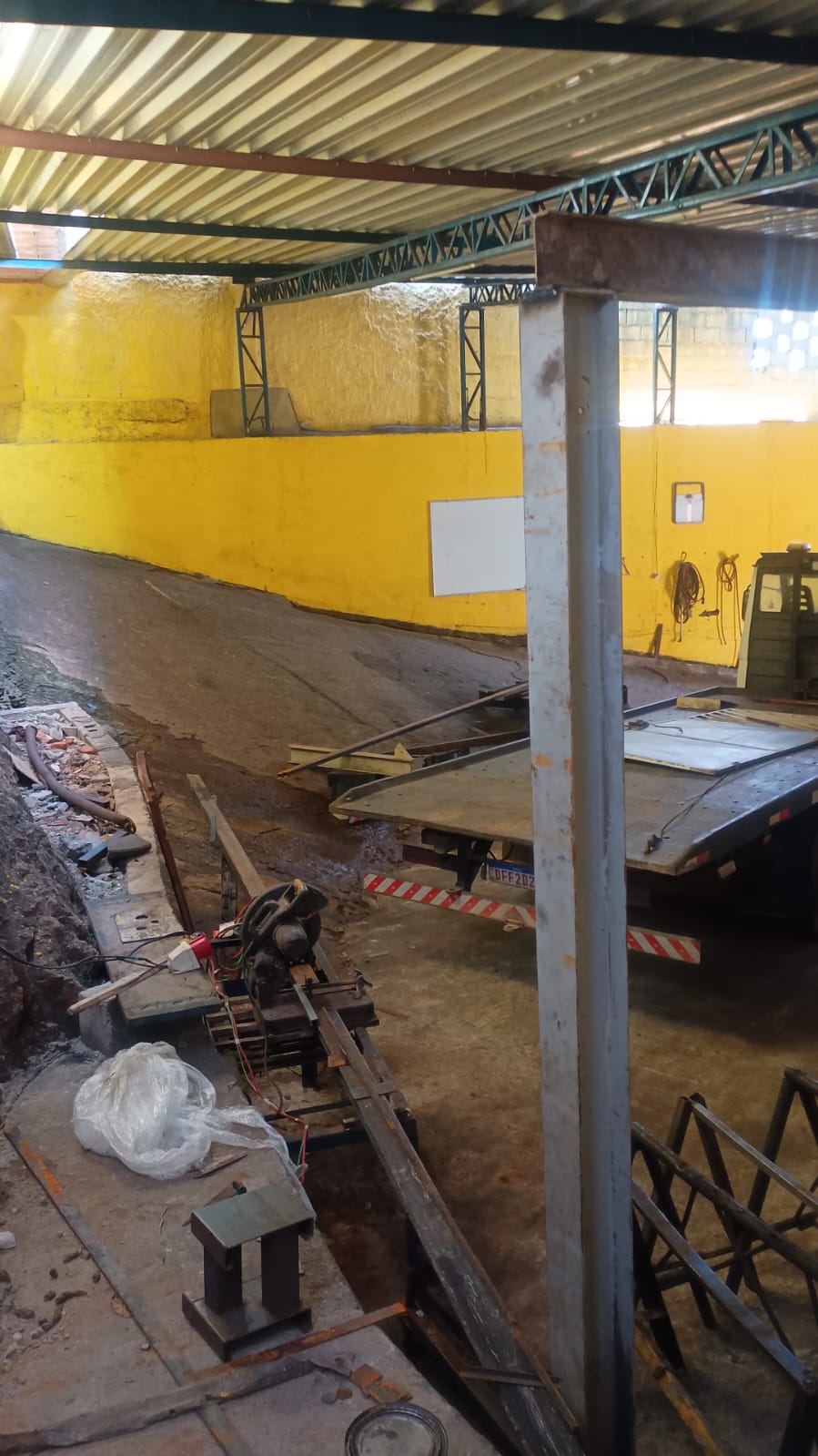 CASA com  COZINHA INDUSTRIAL e GALPÃO  200m2  Km30 - Jardim Barro Branco - Cotia / SP