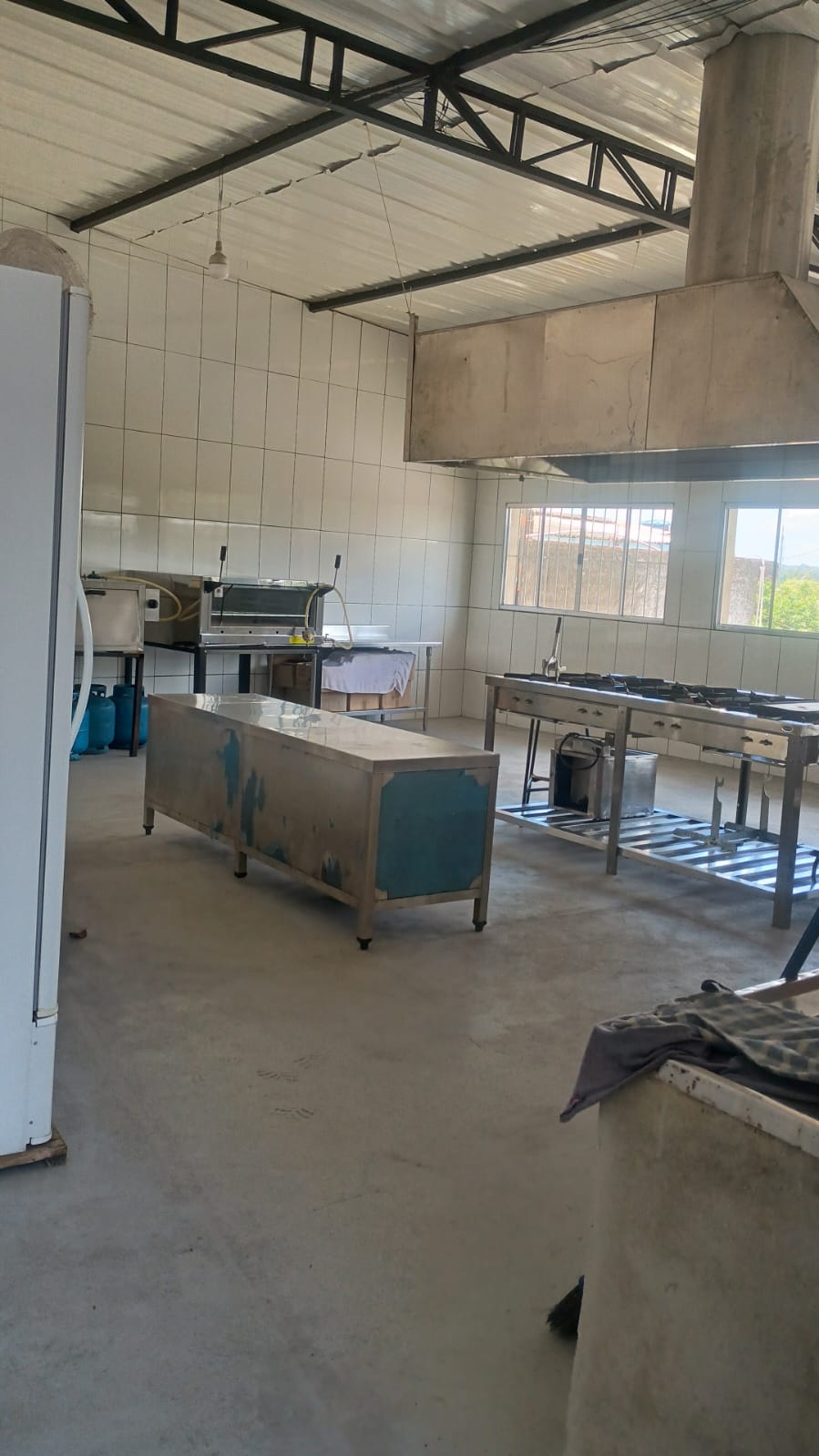 CASA com  COZINHA INDUSTRIAL e GALPÃO  200m2  Km30 - Jardim Barro Branco - Cotia / SP