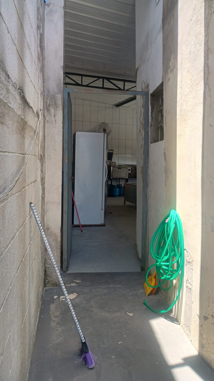 CASA com  COZINHA INDUSTRIAL e GALPÃO  200m2  Km30 - Jardim Barro Branco - Cotia / SP
